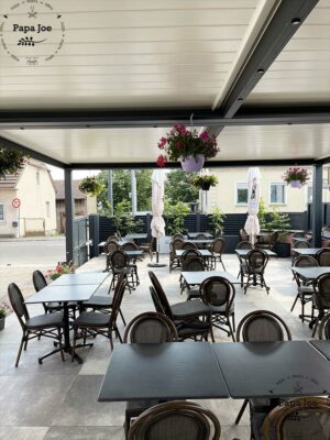 Partie gauche de la terrasse couverte du restaurant italien Papa Joe à Cernay dans le Haut-Rhin en Alsace