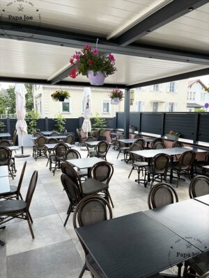 Centre de la terrasse couverte du restaurant italien Papa Joe à Cernay dans le Haut-Rhin en Alsace